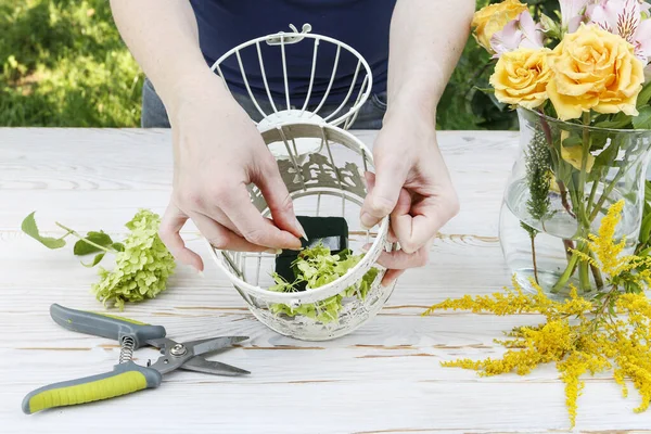 工作中的花匠 如何使现代餐桌成为夏季婚礼的中心 大量的绿色植物组成了令人惊叹的布局 一步一步 — 图库照片