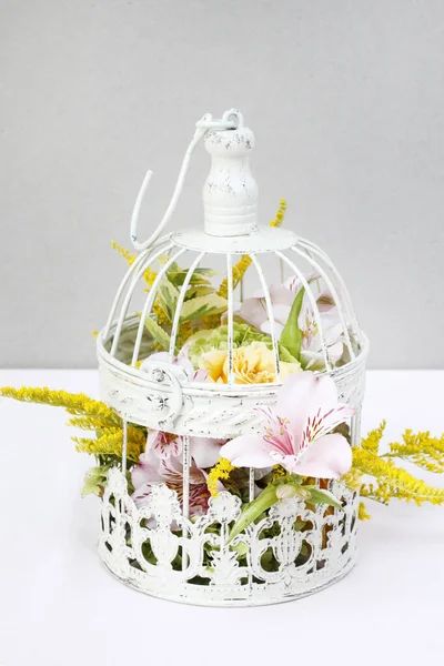 Arrangement Floral Avec Roses Alstroemeria Fleurs Solidago Intérieur Une Cage — Photo