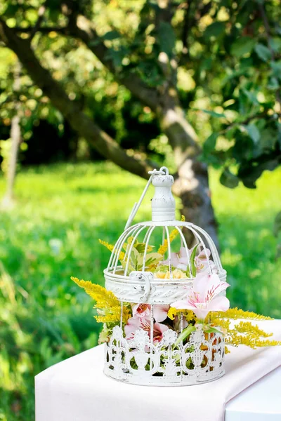 Bloemen Arrangement Met Rozen Alstroemeria Solidago Bloemen Een Vintage Vogelkooi — Stockfoto