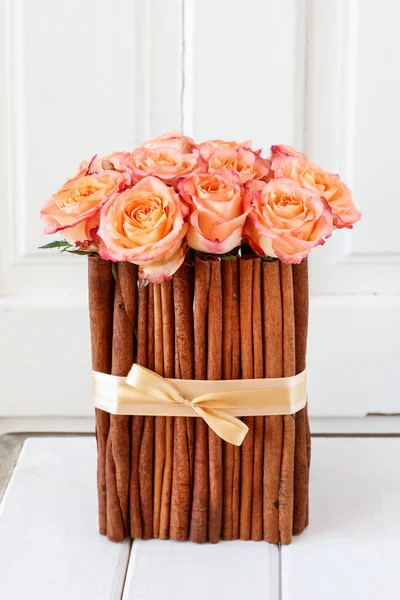 Disposizione Floreale Con Rose Bastoncini Cannella Trova Sul Tavolo Decorazione — Foto Stock