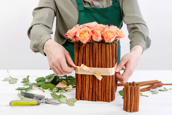 Florist Work How Make Floral Arrangement Roses Cinnamon Sticks Step — Stock Photo, Image