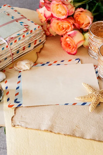 Antika Mektuplar Kağıt Kartlar Çiçekler Masanın Üstünde Romantik Yazışma Kavramı — Stok fotoğraf