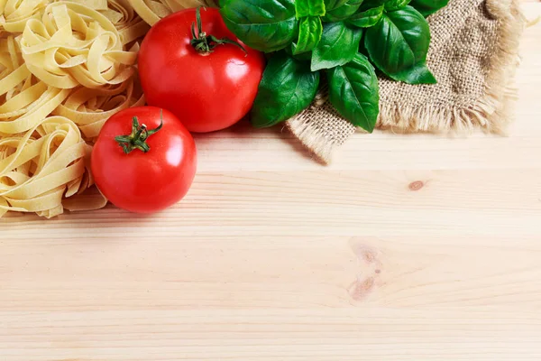 Basilikumblätter Tomaten Und Rohe Nudeln Auf Hölzernem Hintergrund Gesunde Ernährung — Stockfoto