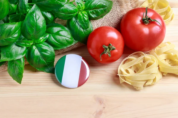 Basilikumblätter Tomaten Und Rohe Nudeln Auf Hölzernem Hintergrund Gesunde Ernährung — Stockfoto