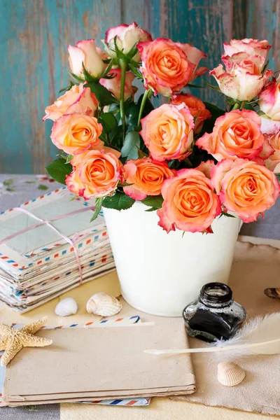 Ein Strauß Rosen Ein Stapel Buchstaben Tintenfass Und Stift Postkartenmotiv — Stockfoto