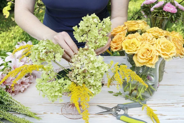 Florist Bei Der Arbeit Wie Man Das Herzstück Eines Modernen Stockbild