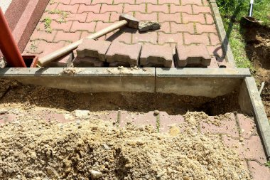 Çakıl taşlarından yapılmış kaldırımlar. İnşa zamanı