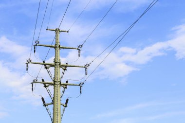 Elektrik kablolarıyla elektrik direği. Endüstri araçları