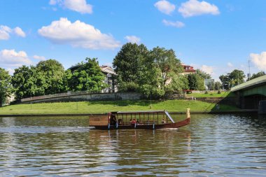Polonya, Krakow 'daki Wawel Kraliyet Kalesi yakınlarındaki Wisla Nehri' nde mavna ve gemiler..