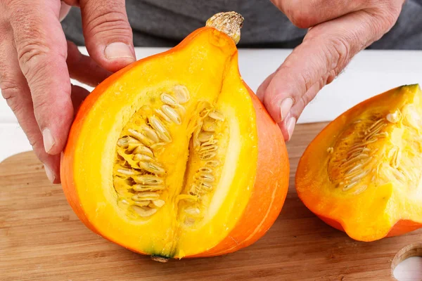 Man Cuts Big Pumpkin Cooking Time — Stock Photo, Image