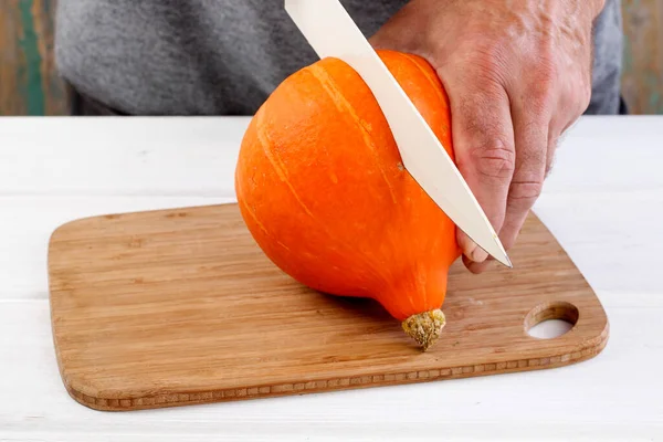 Man Cuts Big Pumpkin Cooking Time — Stock Photo, Image