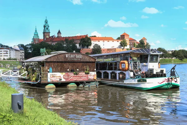 Barcaças Navios Rio Wisla Perto Castelo Real Wawel Cracóvia Polônia — Fotografia de Stock