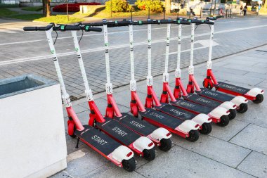 Polonya, Krakow 'da halka açık elektrikli scooter kiralama.