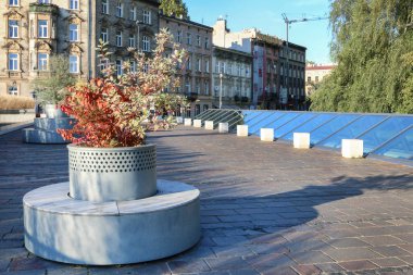 Kaldırımda bitkilerle süslenmiş sokak dekorasyonu. Turistler için tatil yeri