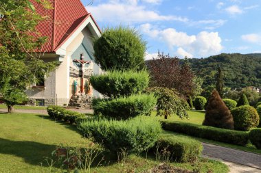 Krzczonow, Polonya 'daki ünlü St. Stanislaw Piskoposu mabedi etrafındaki muhteşem bahçeler..