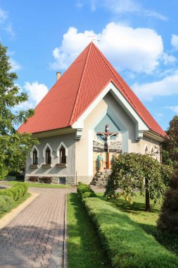 Krzczonow, Polonya 'daki ünlü St. Stanislaw Piskoposu mabedi etrafındaki muhteşem bahçeler..