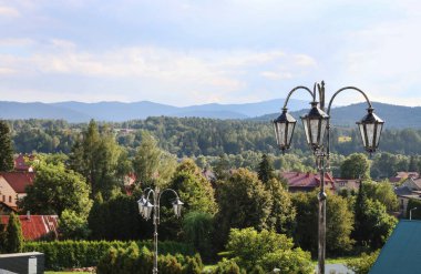 Polonya 'daki Makow Podhalanski şehrinin panoramik görüntüsü.