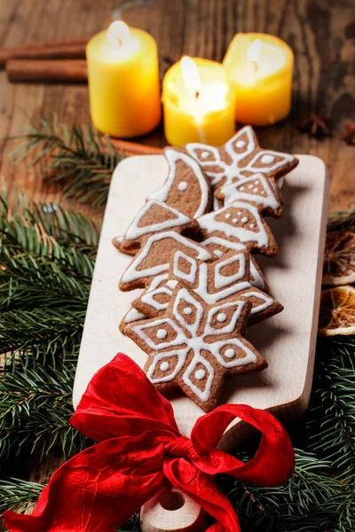 素朴な木製のテーブルの上に星の形でクリスマスジンジャーブレッドクッキー クリスマス居心地の良い気分 お祝いの雰囲気 — ストック写真