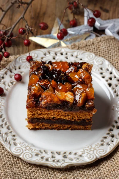 Delicioso Pastel Jengibre Capa Decorado Con Frutas Secas Postre Festivo — Foto de Stock