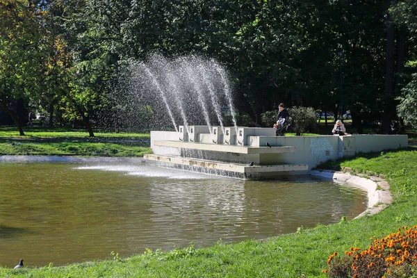 Fuente Estanque Parque Cracovia Polonia —  Fotos de Stock