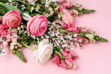 Cam kavanozu romantik bir mum tutacağına dönüştürmeyi. Adım adım, öğretici.