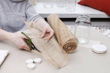 Cam kavanozu romantik bir mum tutacağına dönüştürmeyi. Adım adım, öğretici.