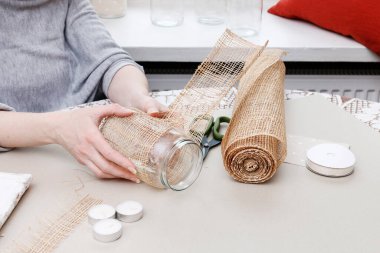 Cam kavanozu romantik bir mum tutacağına dönüştürmeyi. Adım adım, öğretici.