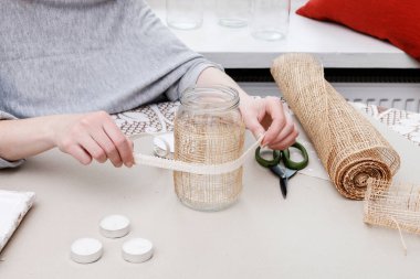 Cam kavanozu romantik bir mum tutacağına dönüştürmeyi. Adım adım, öğretici.