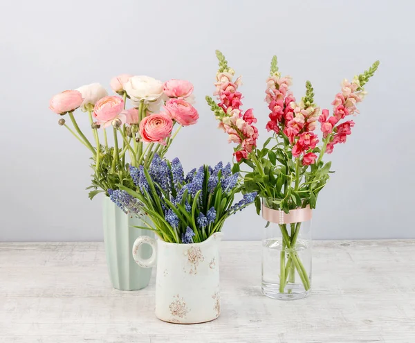 Piękne Muscari Ceramicznym Dzbanku Innych Wiosennych Kwiatów Tle Wystrój Strony — Zdjęcie stockowe