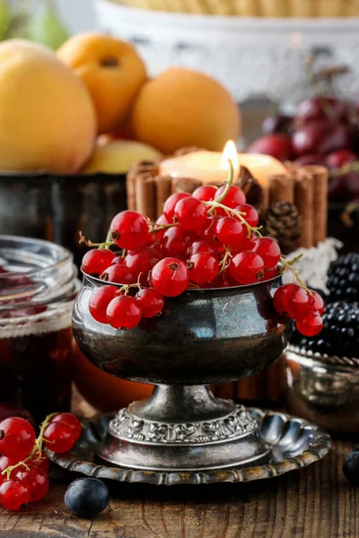 Rote Johannisbeere Ribes Rubrum Frucht Alter Silberschale Gesunde Ernährung — Stockfoto