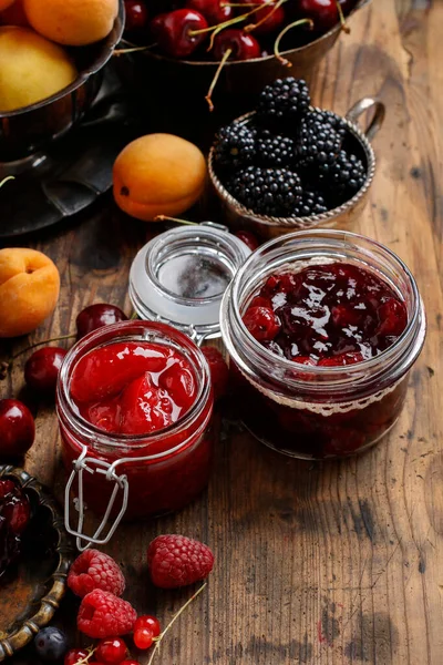 在夏天和秋天的水果中 有一罐樱桃果酱放在一张木制桌子上 健康食品 — 图库照片