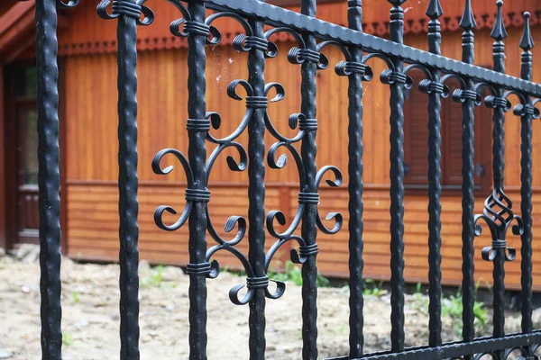 Details Van Het Ijzeren Hek Bij Houten Hut Grafische Hulpbronnen — Stockfoto