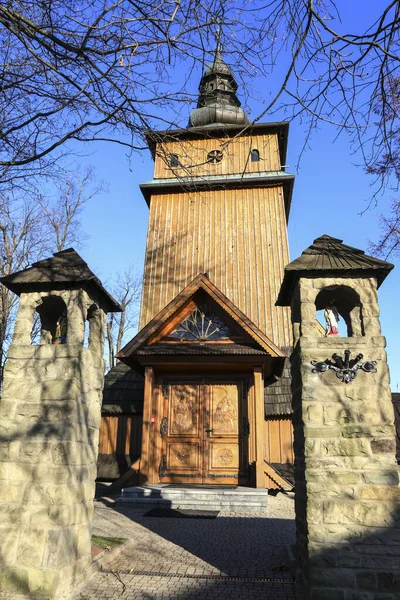 Krzeczow的历史木制教堂及其周围环境 — 图库照片
