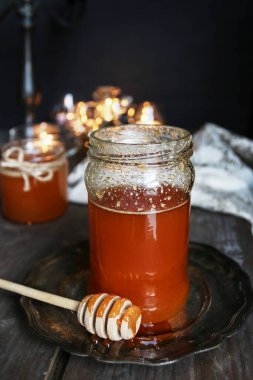 Noel süslemeleri arasında bir kavanoz bal. Şenlik Dekoru