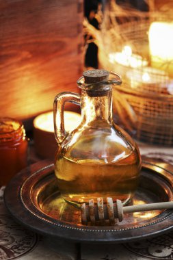 Masanın üzerinde cam bal kavanozu. Sağlıklı yemek.