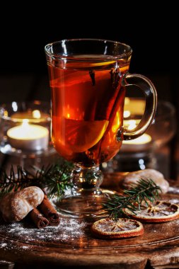 Bir bardak karanfil ve tarçınlı Noel çayı. Şenlik zamanı