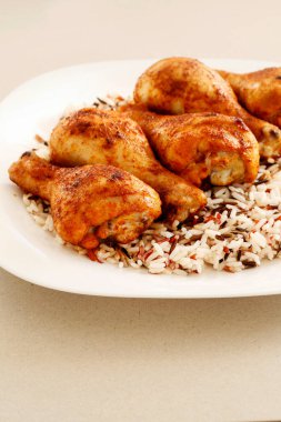 Hint mutfağı: pilav ve sebzeli kızarmış tavuk. Öğle yemeği vakti.