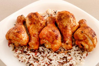 Hint mutfağı: pilav ve sebzeli kızarmış tavuk. Öğle yemeği vakti.