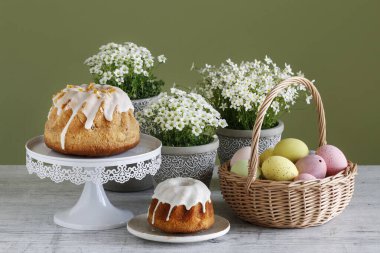 Paskalya pastaları ve masadaki beyaz çiçekler, boşluğu kopyala.
