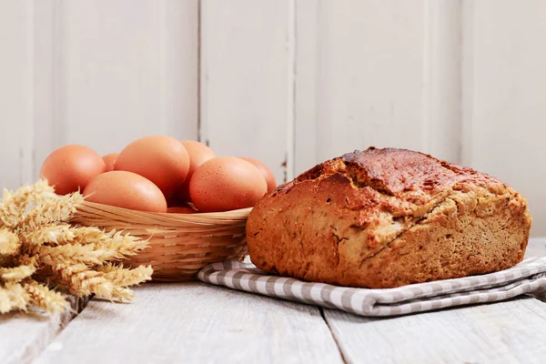 Pão Cesta Ovos Mesa Madeira Branca Hora Pequeno Almoço — Fotografia de Stock