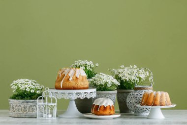 Paskalya pastaları ve masadaki beyaz çiçekler, boşluğu kopyala.