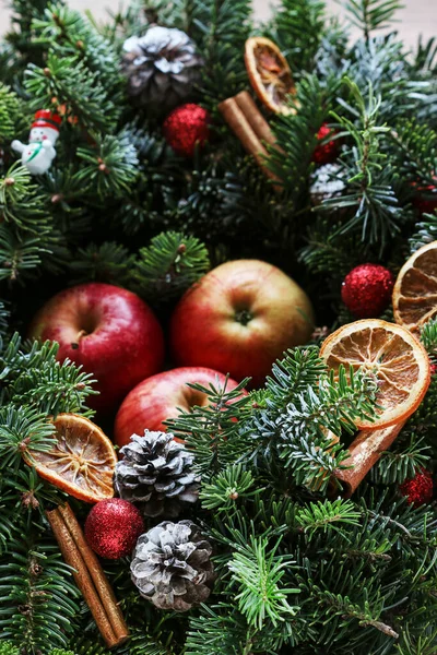 Decoración Navideña Con Ramitas Abeto Manzanas Rojas Naranjas Conos Palitos — Foto de Stock