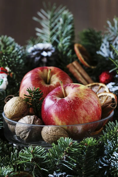 Weihnachtsdekoration Mit Tannenzweigen Roten Äpfeln Orangen Zapfen Und Zimtstangen Klassisches — Stockfoto