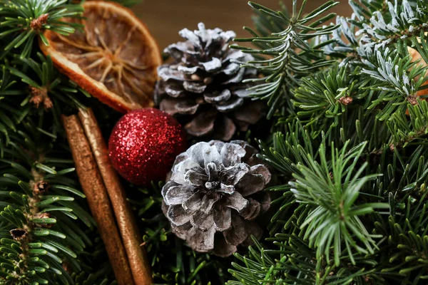 圣诞装饰用冷杉枝条 红苹果 球果和肉桂棒 经典的冬季安排 — 图库照片