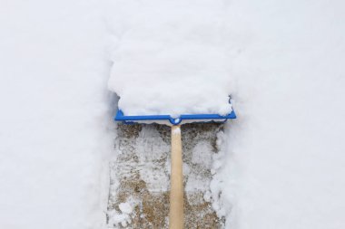 Kar fırtınasından sonra kaldırımdaki karlar kaldırılın. Kış saati