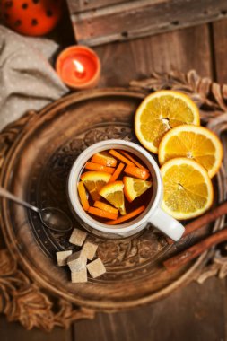 Taze portakallı sıcak çay. Parti içkisi