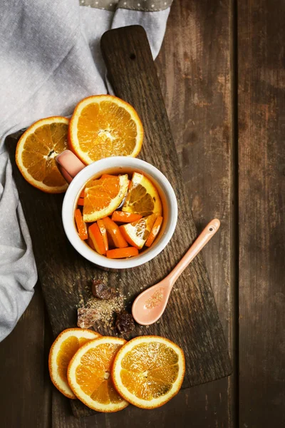 热茶加新鲜橙子 派对酒水 — 图库照片