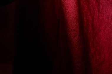 Gölge çizgileri olan ateşli kırmızı kumaş. Grafiksel kaynaklar