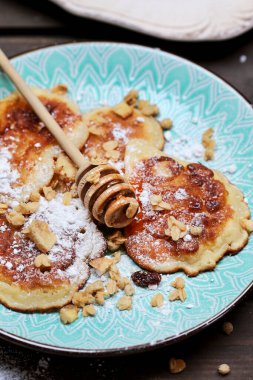 Elmalı börek, pudra şekeri, bal ve müsli. Parti yemeği