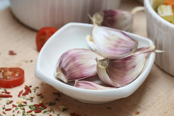 Kleine Schüssel Mit Knoblauch Auf Dem Tisch Gesunde Ernährung — Stockfoto